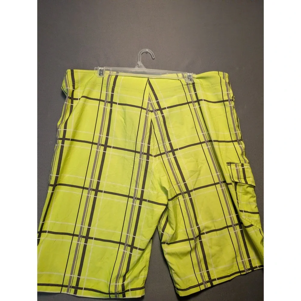 Buckle BKE Sport Board Shorts Mens 36 Lime Green Plaid Slim Fit Swim Trunks